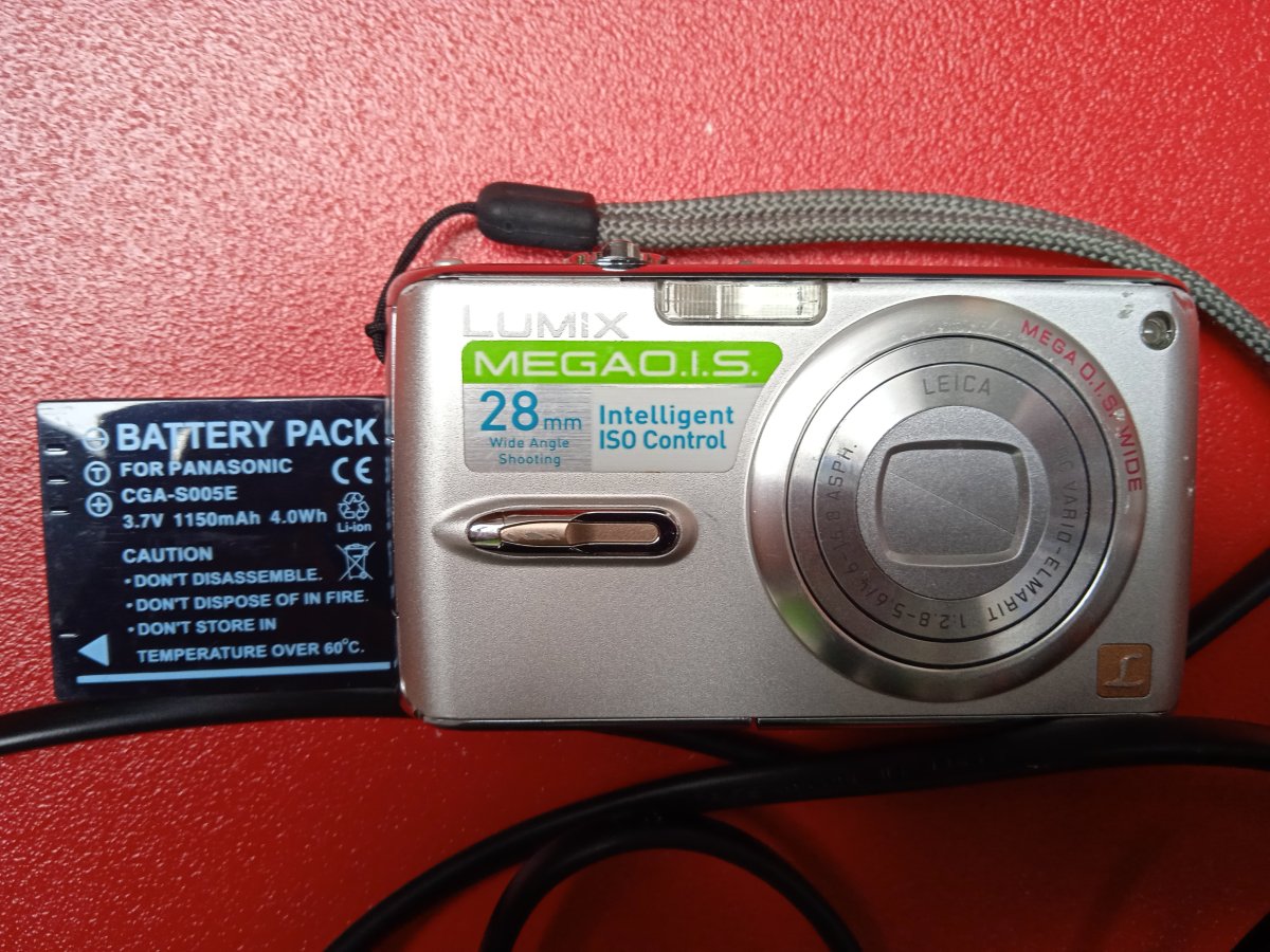 Illustration de appareil photo numérique PANASONIC DMC-FX07, batterie et chargeur batterie 