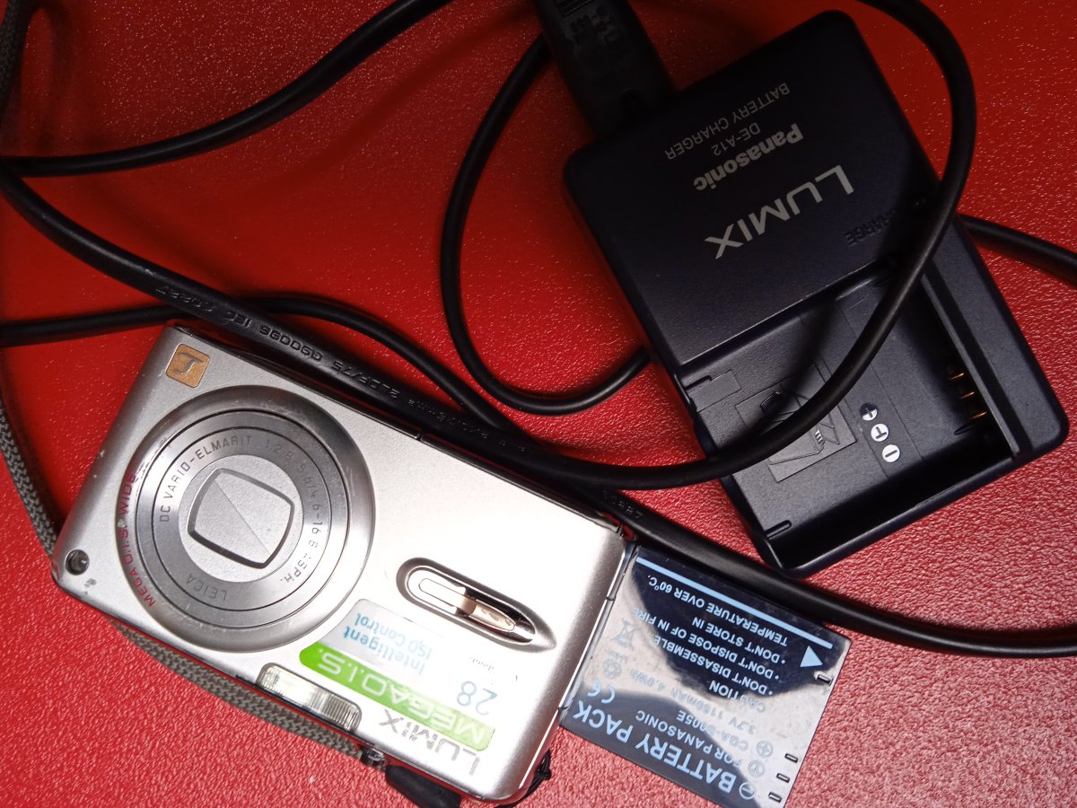 Illustration de appareil photo numérique PANASONIC DMC-FX07, batterie et chargeur batterie