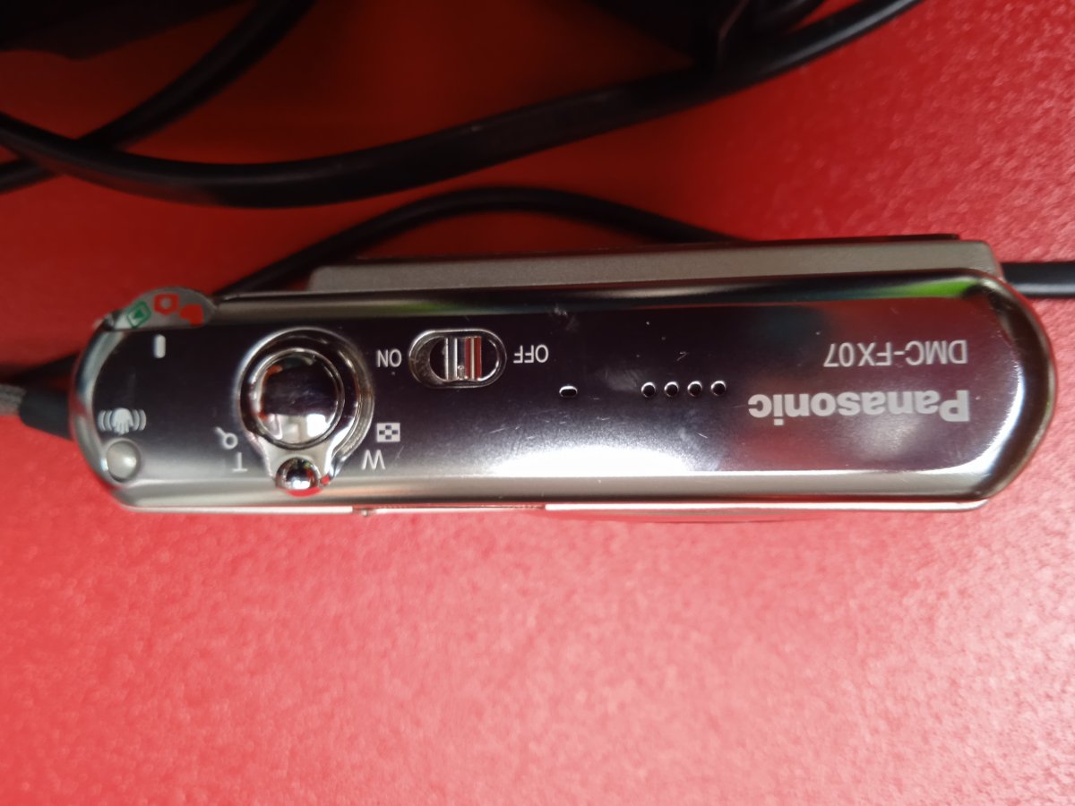 Illustration de appareil photo numérique PANASONIC DMC-FX07, batterie et chargeur batterie