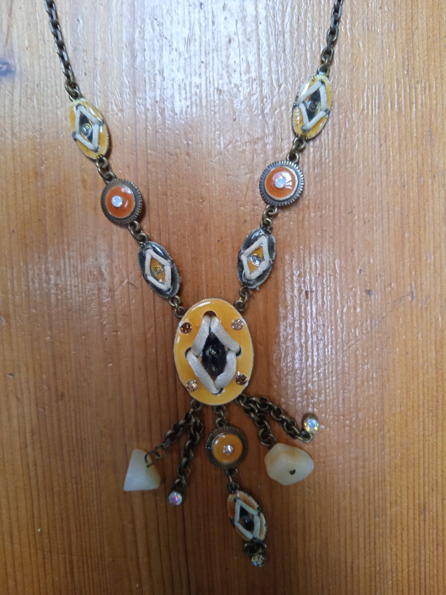 Illustration de parure collier et boucles d'oreilles