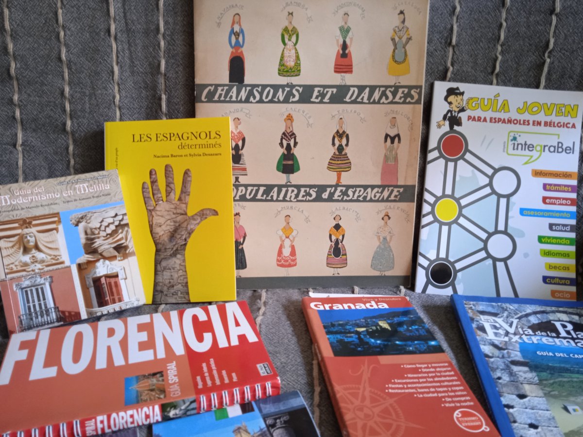 Illustration de Espagne et Amérique latine: Lot de livres culturels, revues, CD de musique/chansons, manuels, cours