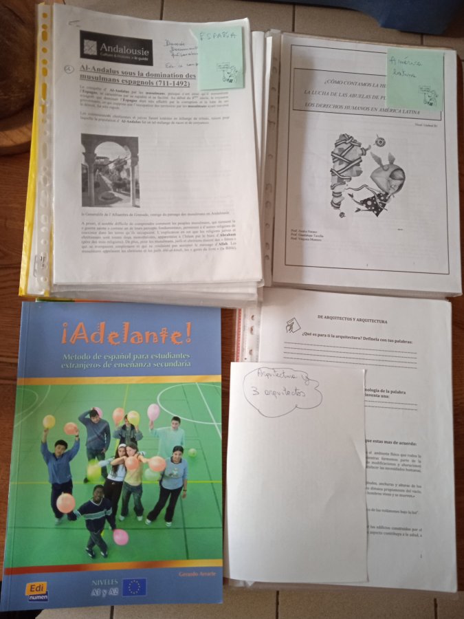 Illustration de Espagne et Amérique latine: Lot de livres culturels, revues, CD de musique/chansons, manuels, cours