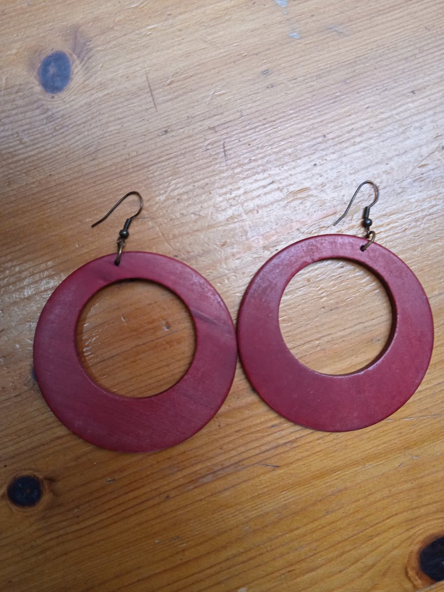 Illustration de Grandes boucles d'oreilles en bois rouge (anneaux)