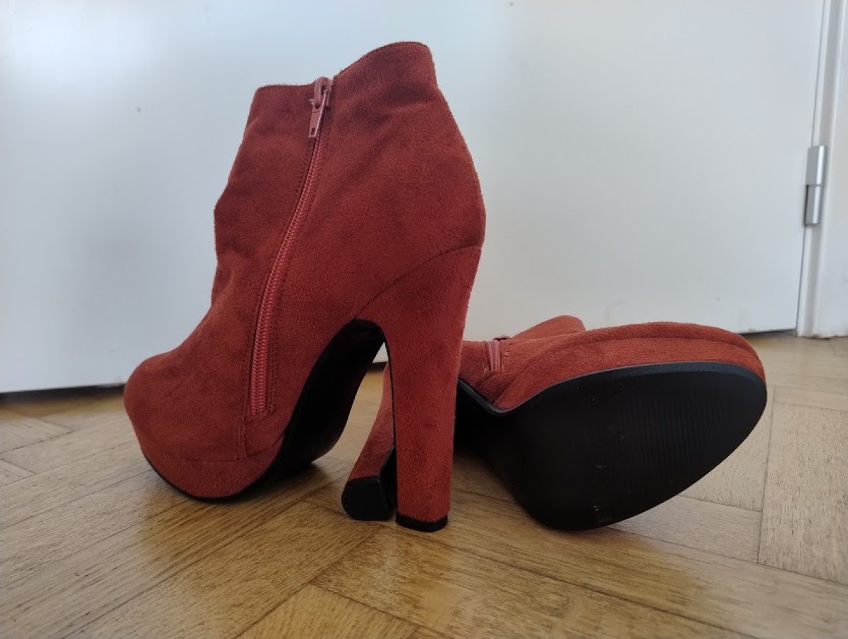 Illustration de Bottines à haut talon P 38