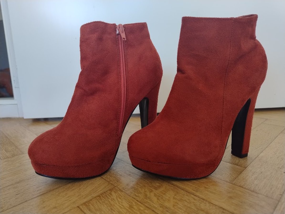 Illustration de Bottines à haut talon P 38