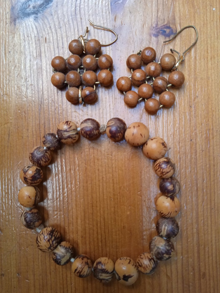 Illustration de bracelet et boucles d'oreilles