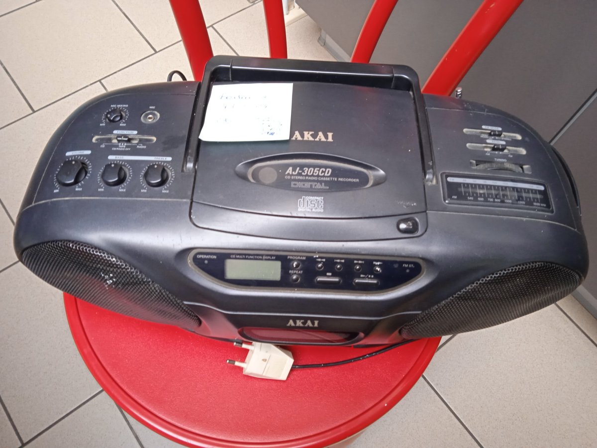 Illustration de poste radio-cassettes-CD AKAI