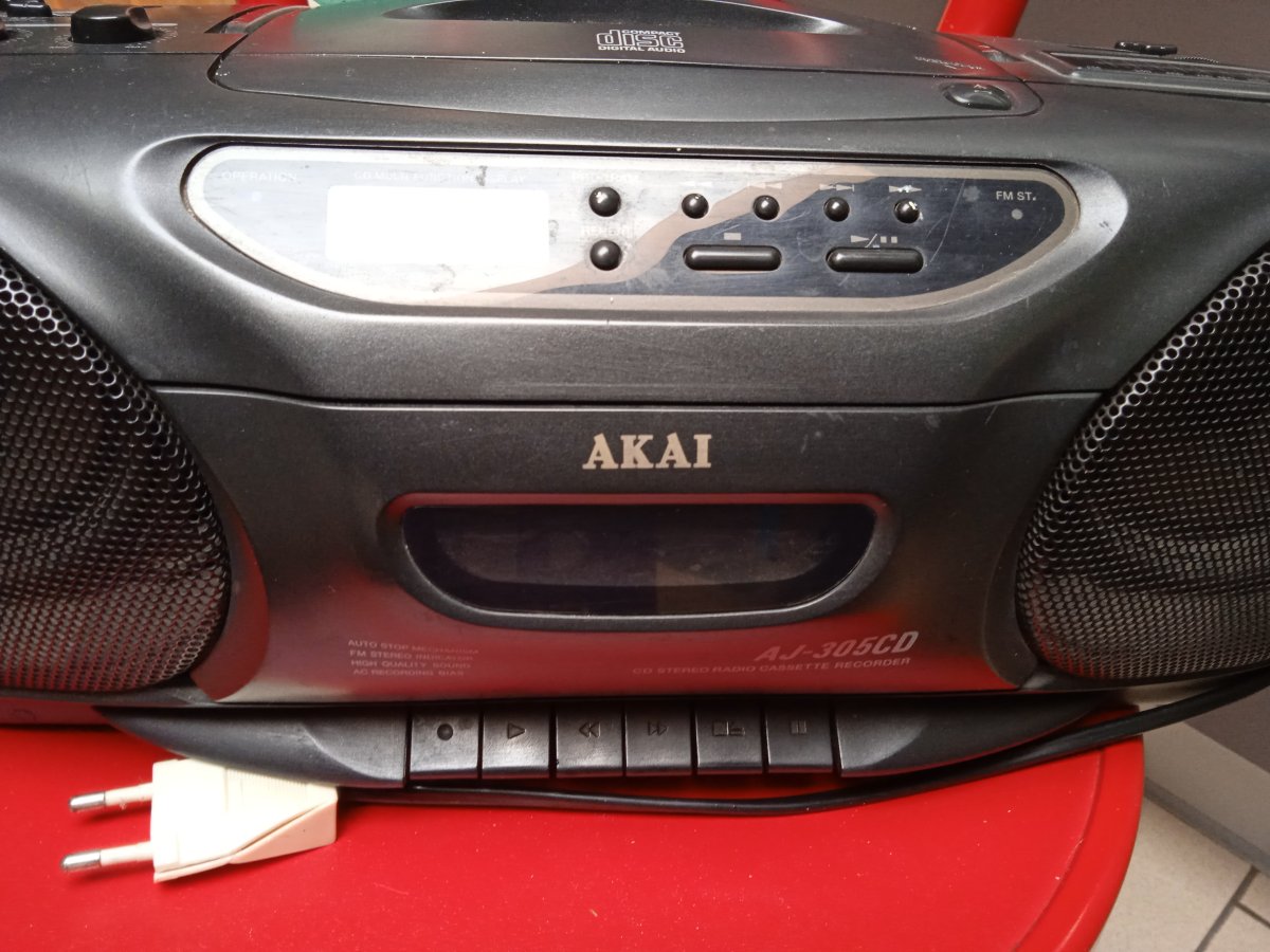 Illustration de poste radio-cassettes-CD AKAI