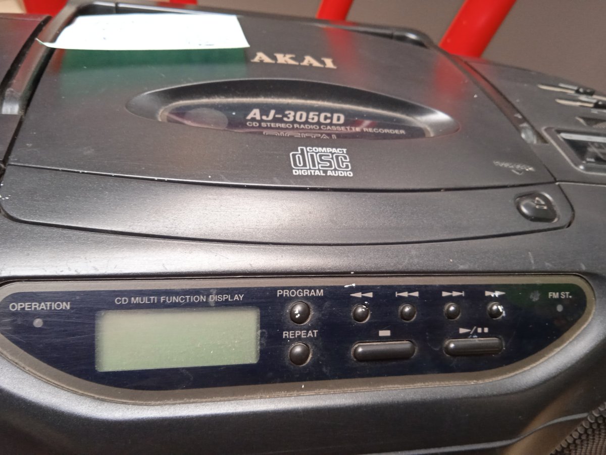 Illustration de poste radio-cassettes-CD AKAI