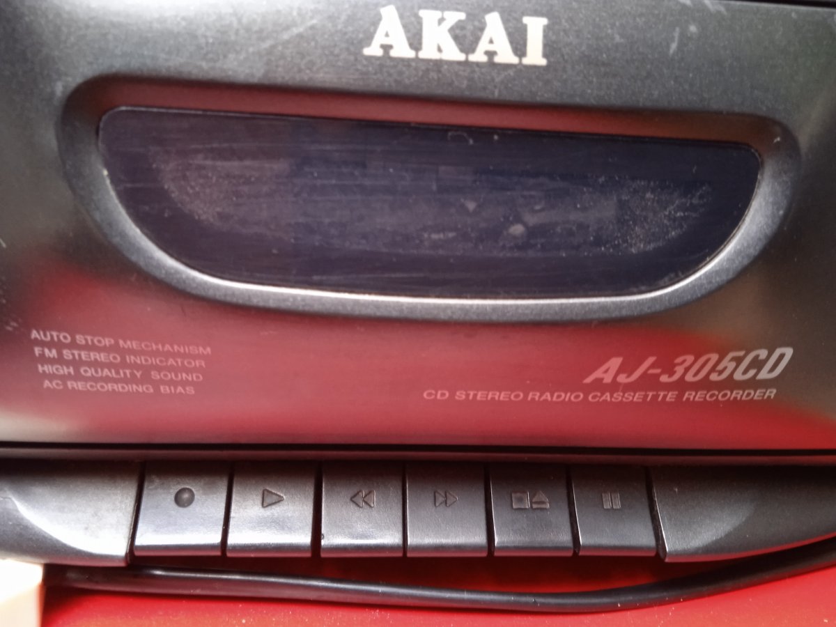 Illustration de poste radio-cassettes-CD AKAI