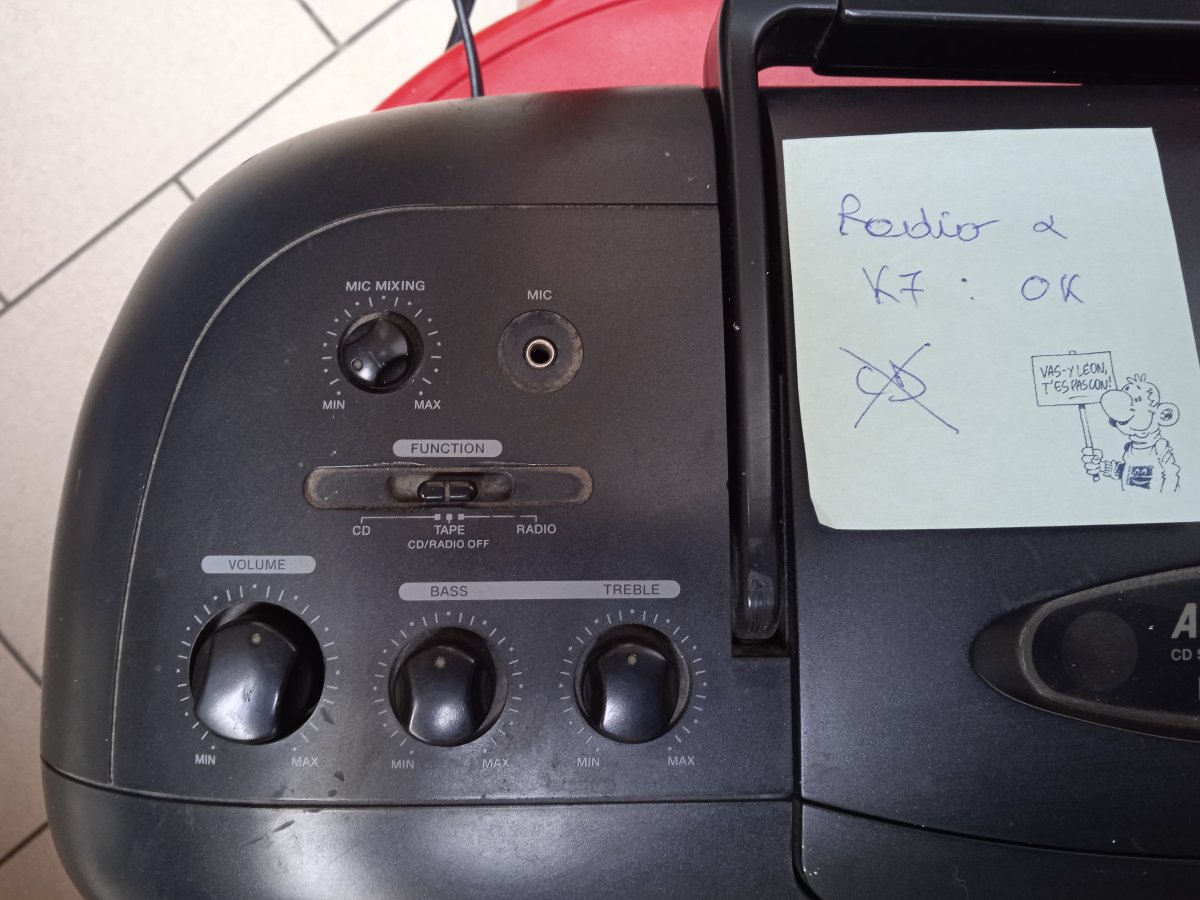 Illustration de poste radio-cassettes-CD AKAI