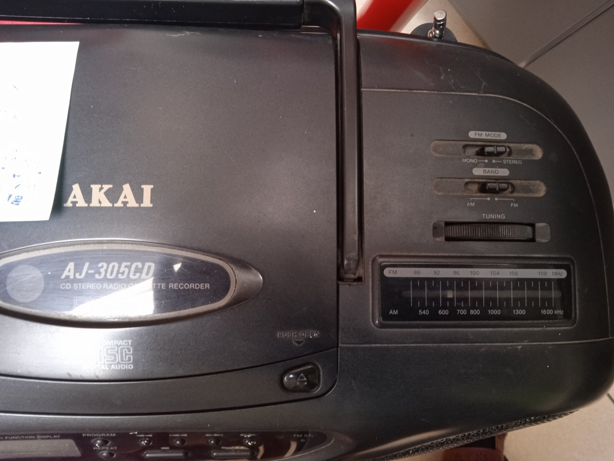 Illustration de poste radio-cassettes-CD AKAI