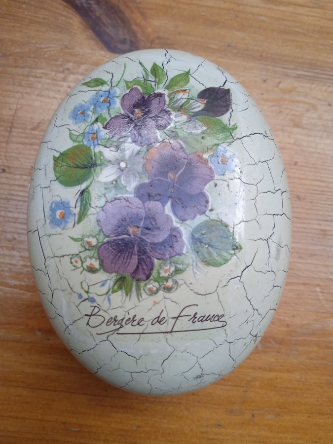 Illustration de Petite boîte fleurie "Bergère de France" en bois - Dimensions: 8 cm x 6 cm
