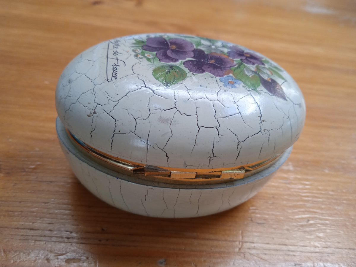 Illustration de Petite boîte fleurie "Bergère de France" en bois - Dimensions: 8 cm x 6 cm