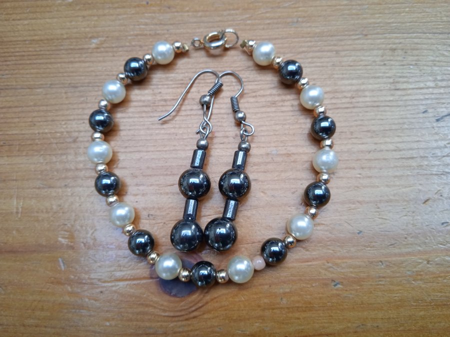 Illustration de Bracelet et boucles d'oreilles