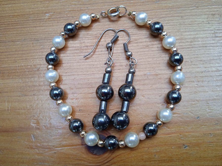 Illustration de Bracelet et boucles d'oreilles