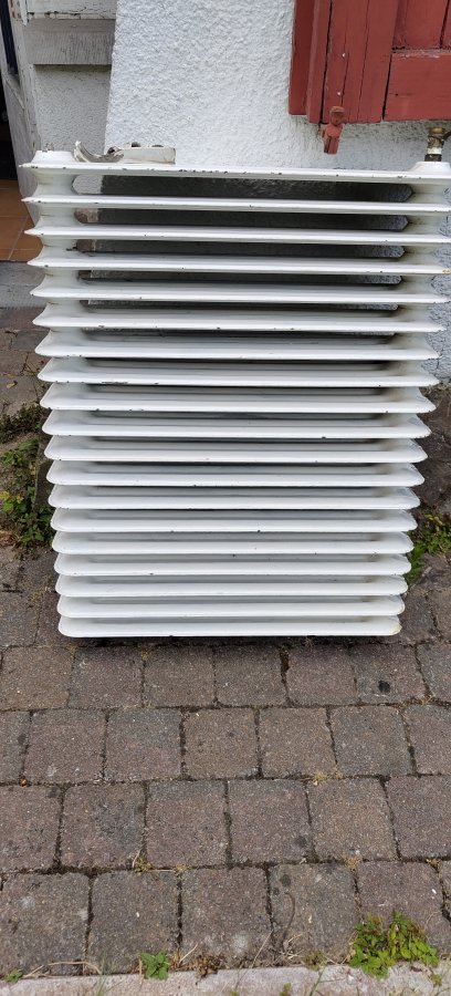 Illustration de Pour valorisation vieux métaux- ancien radiateur en fonte