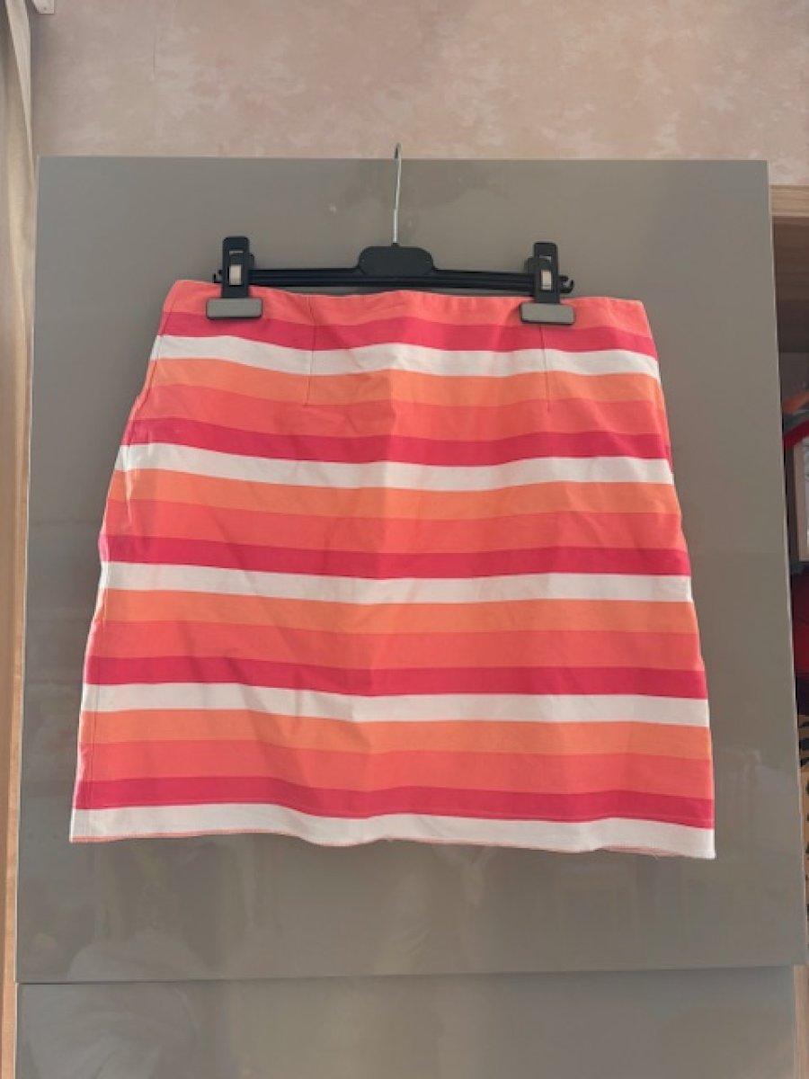 Illustration de Jupe d'été Naf Naf à réparer