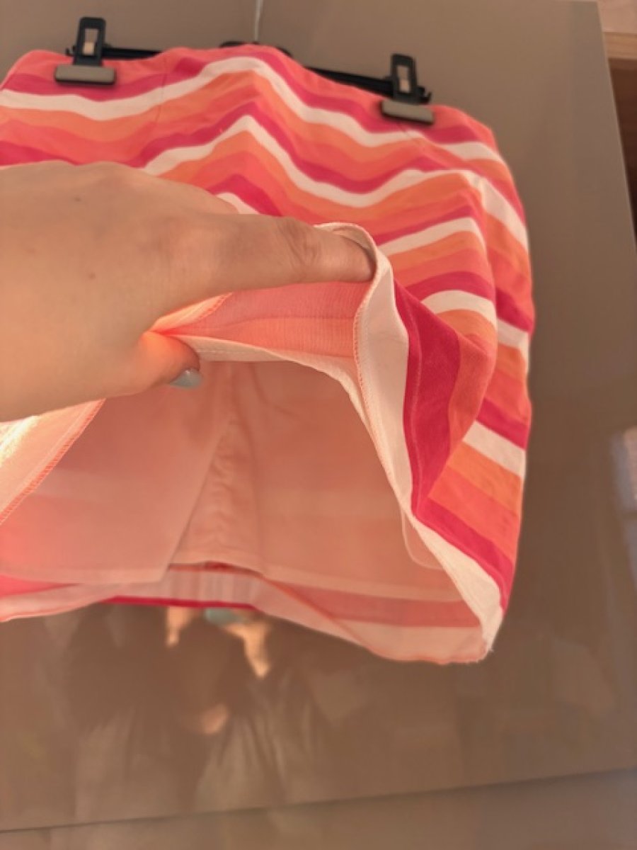 Illustration de Jupe d'été Naf Naf à réparer