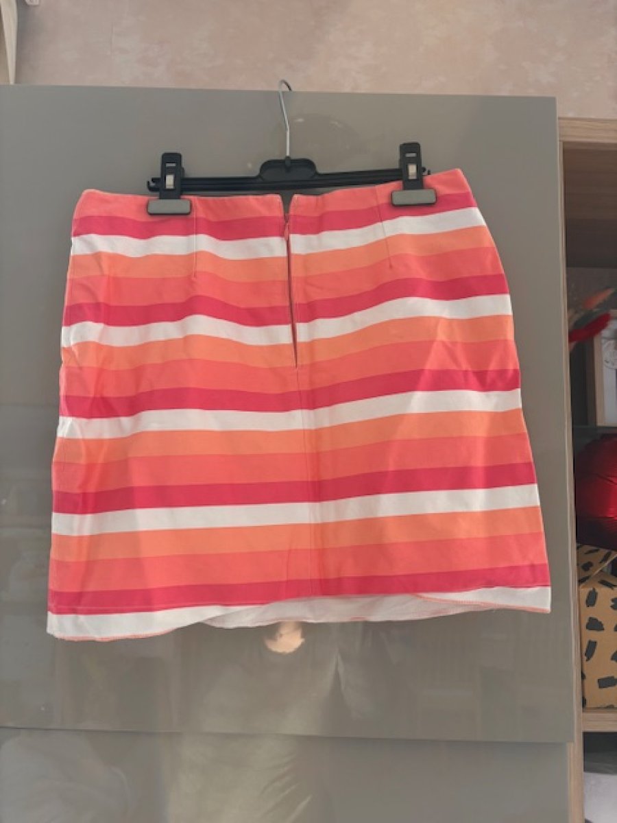 Illustration de Jupe d'été Naf Naf à réparer