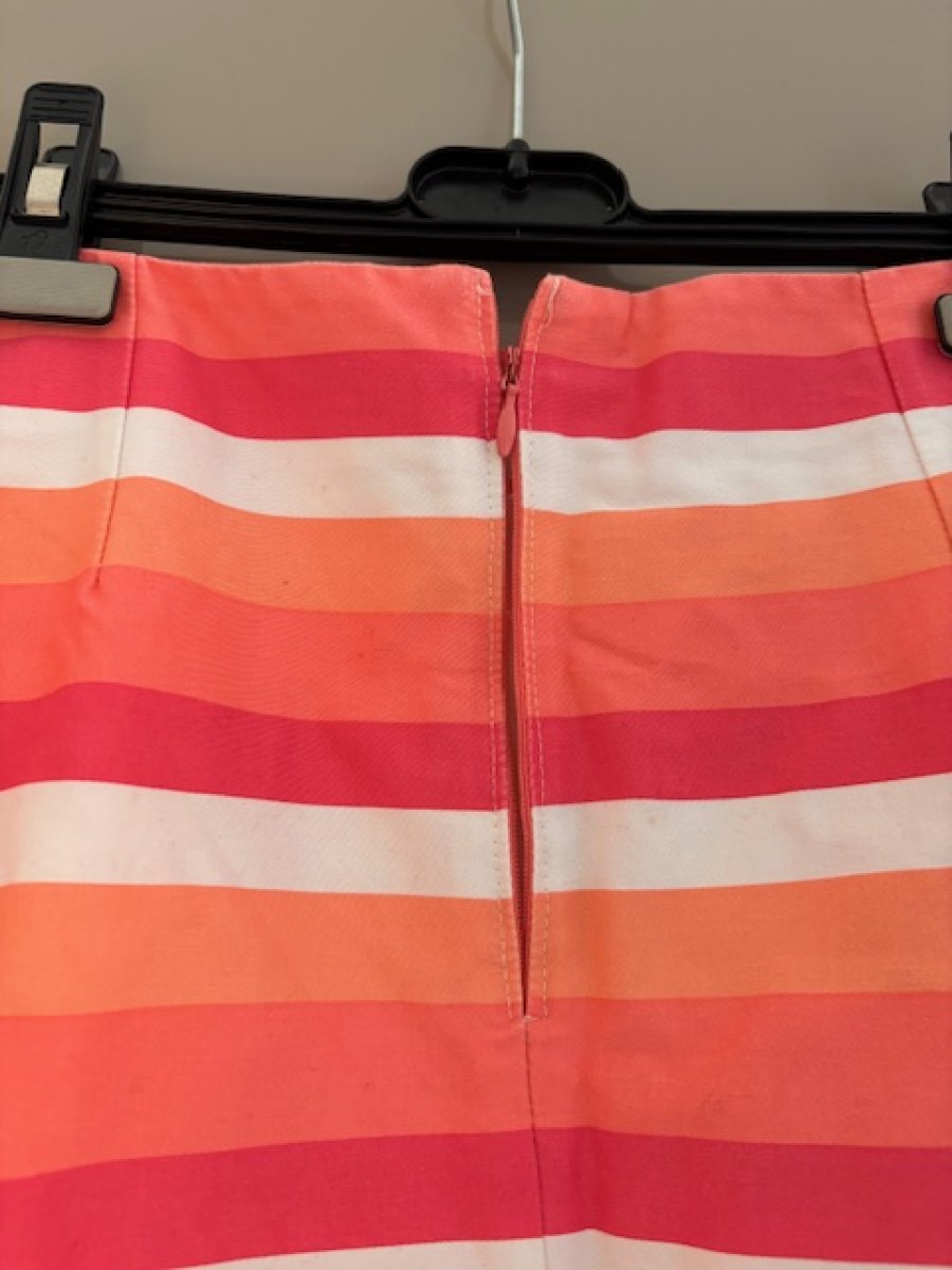 Illustration de Jupe d'été Naf Naf à réparer