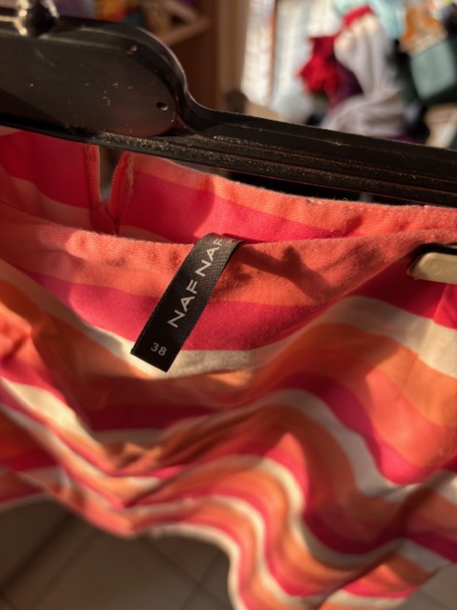 Illustration de Jupe d'été Naf Naf à réparer