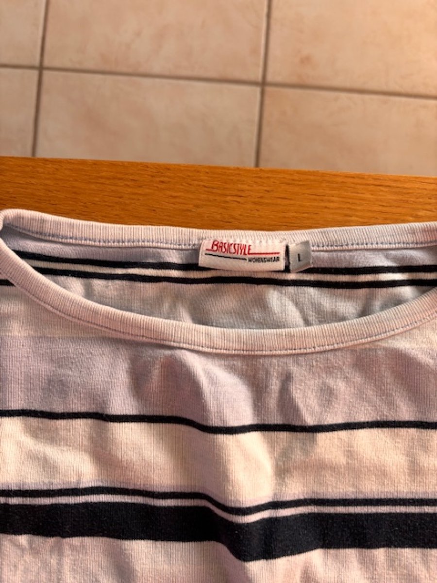 Illustration de T-shirts lignés manches 3/4 taille L