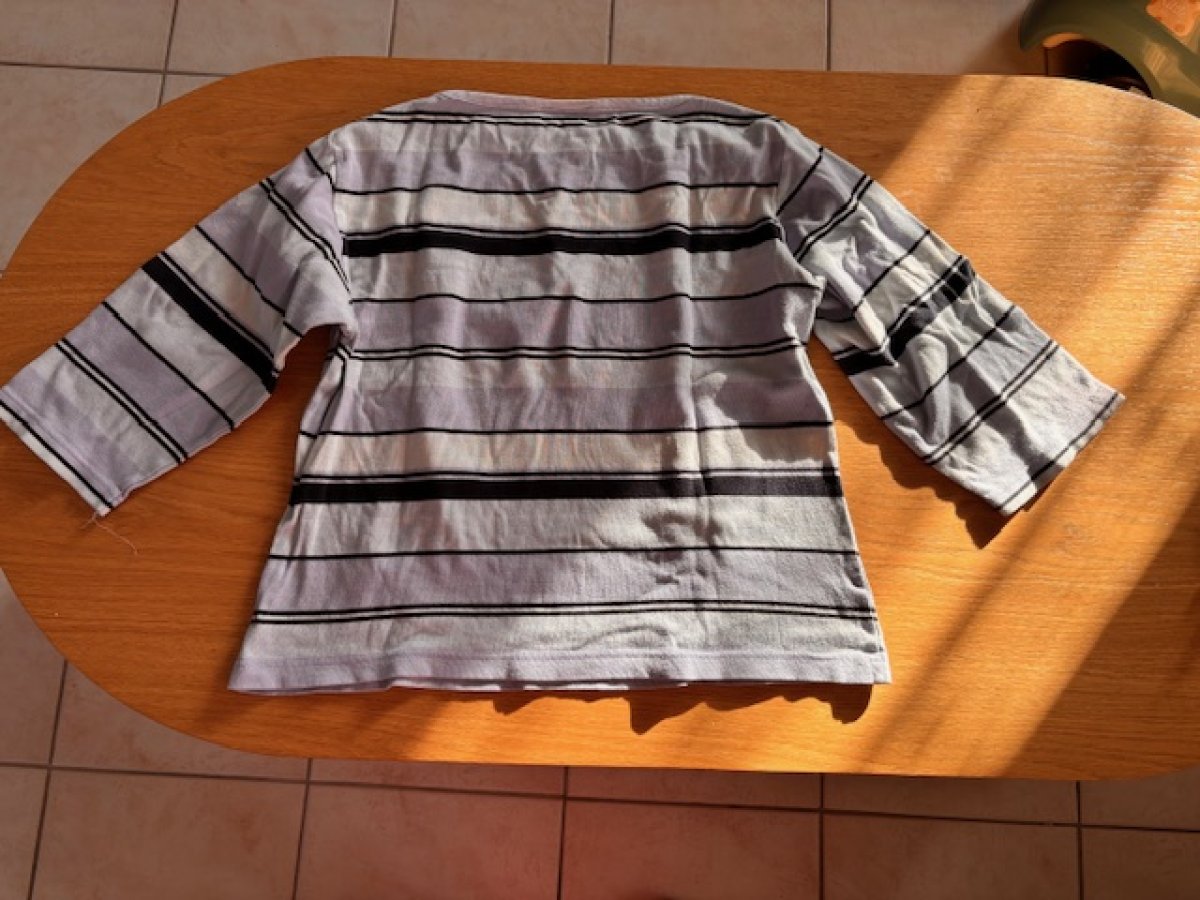 Illustration de T-shirts lignés manches 3/4 taille L