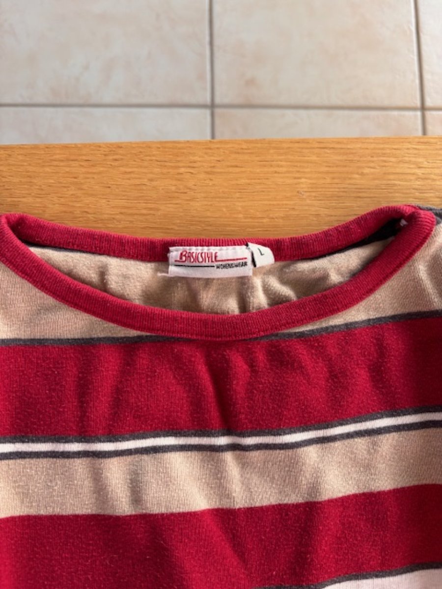 Illustration de T-shirts lignés manches 3/4 taille L