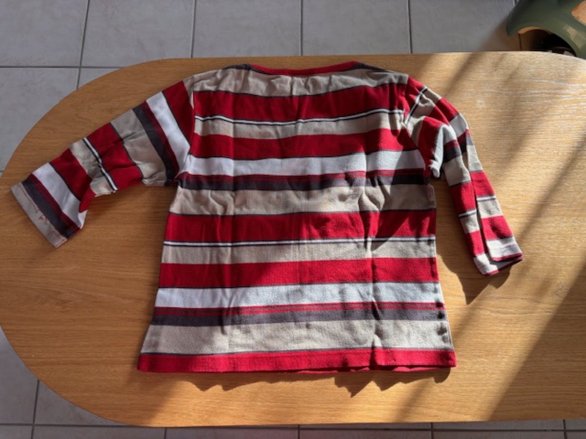 Illustration de T-shirts lignés manches 3/4 taille L