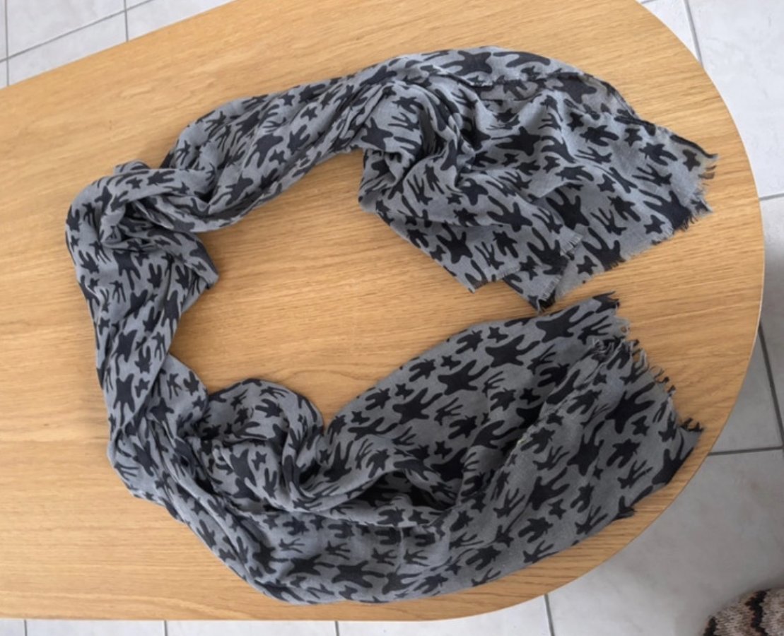 Illustration de Foulard kaki et motifs noirs