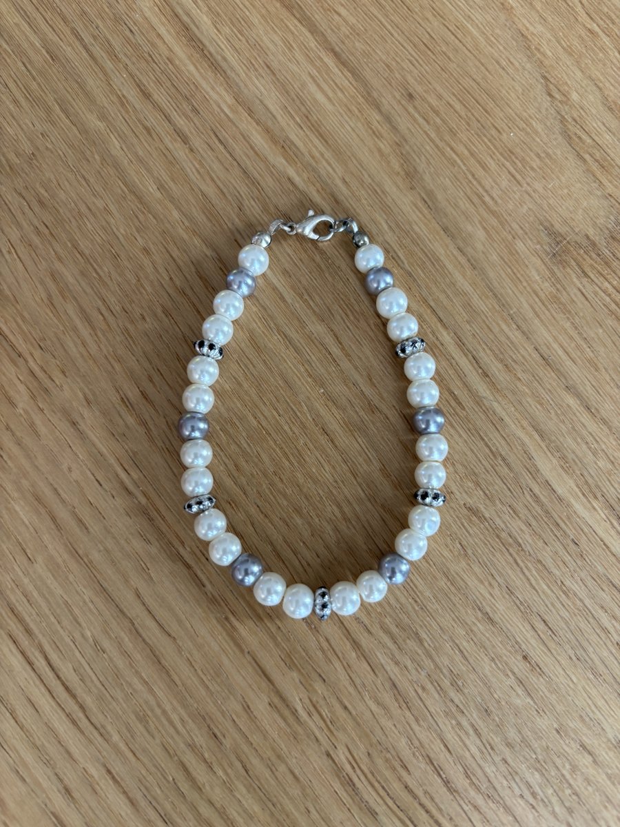 Illustration de Bracelet perles nacres et argentées