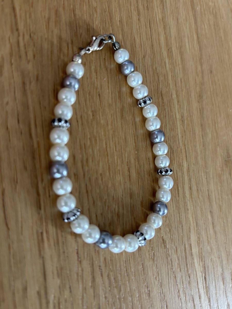 Illustration de Bracelet perles nacres et argentées