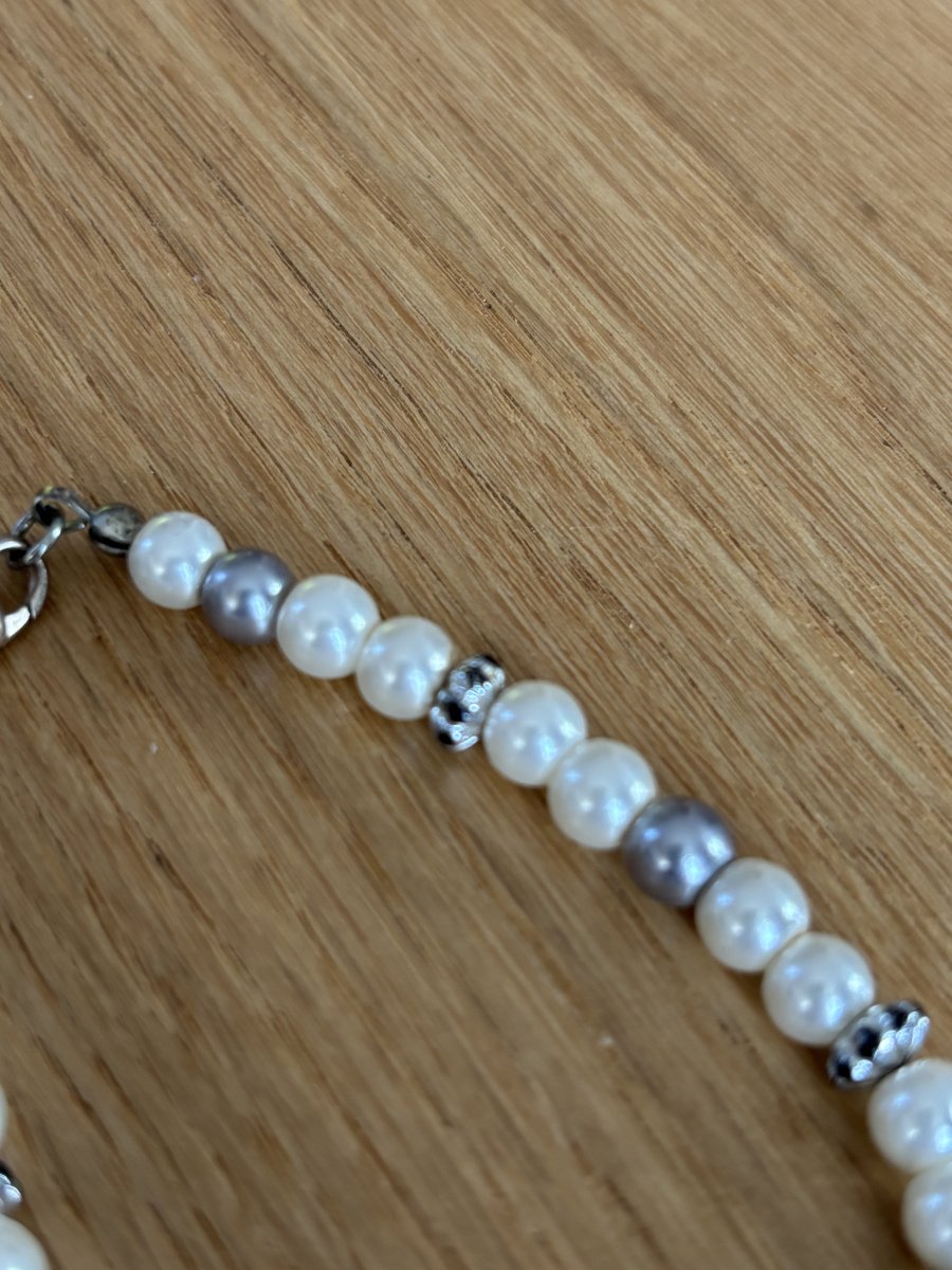 Illustration de Bracelet perles nacres et argentées
