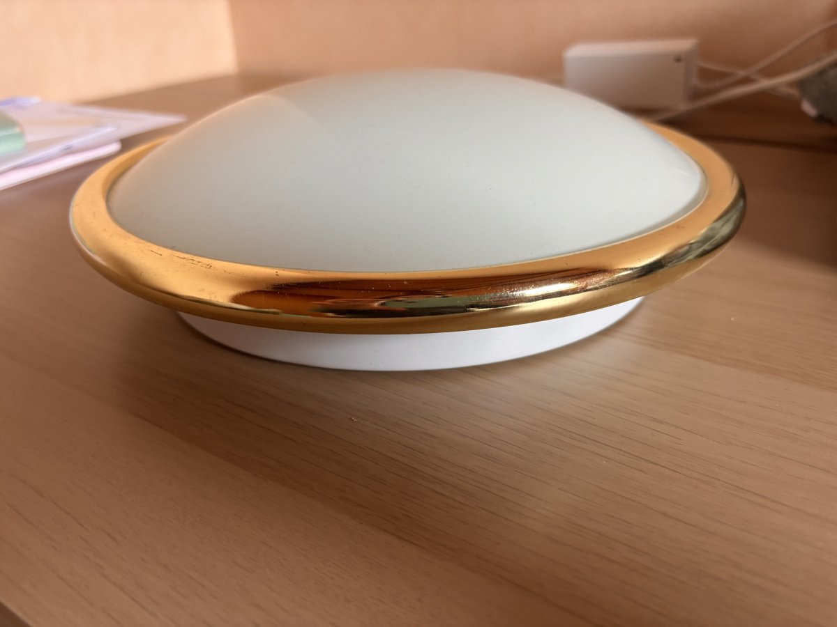 Illustration de Luminaire de plafond blanc et doré