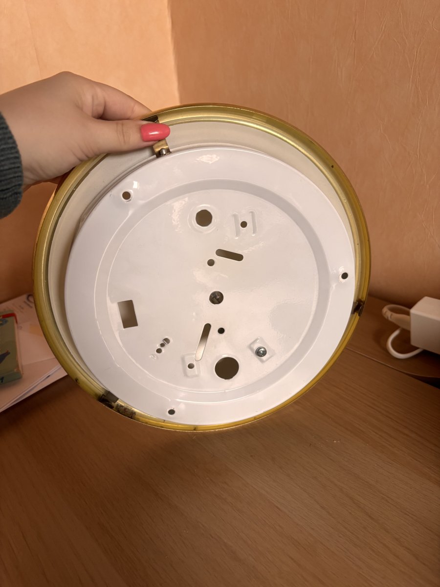 Illustration de Luminaire de plafond blanc et doré