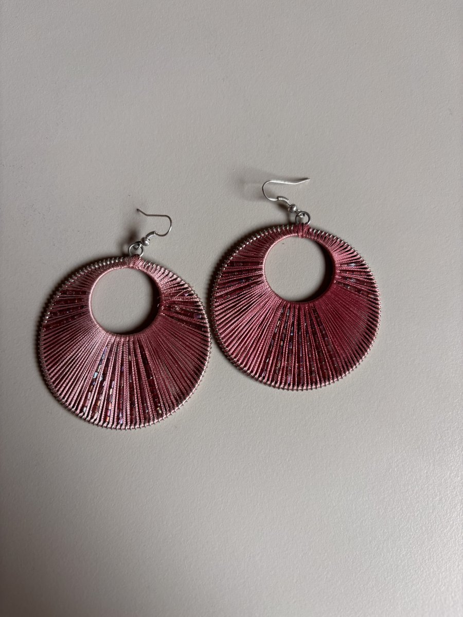 Image Paire de boucles d’oreilles ronde rose et perles