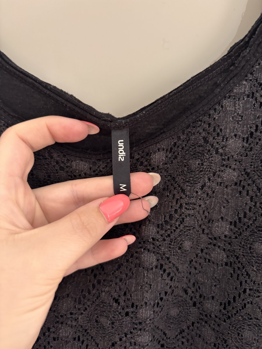 Illustration de Débardeur noir dentelle T M