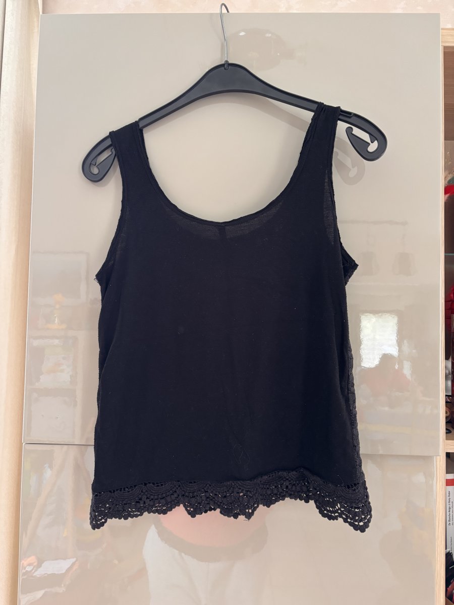 Illustration de Débardeur noir dentelle T M