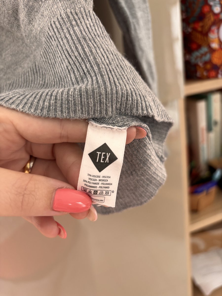 Illustration de Pull léger gris XS