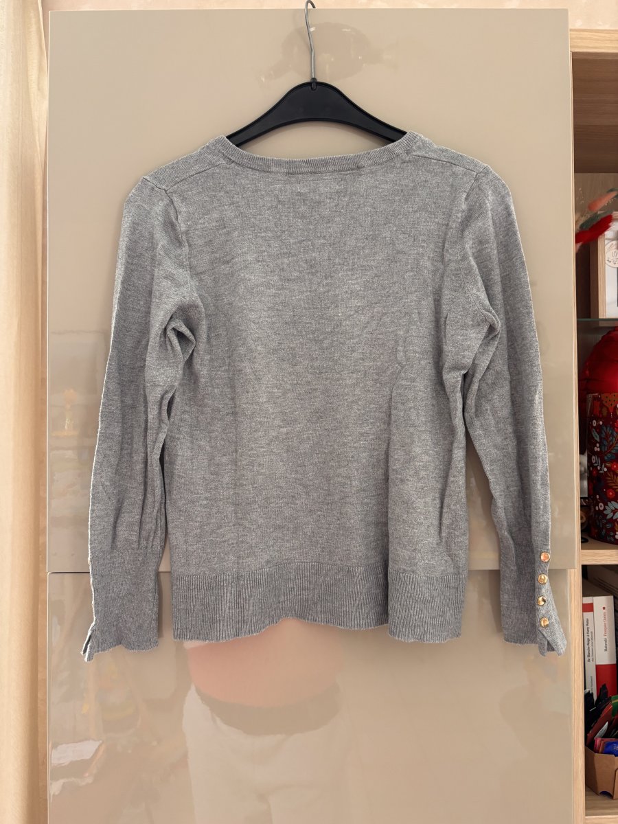 Illustration de Pull léger gris XS