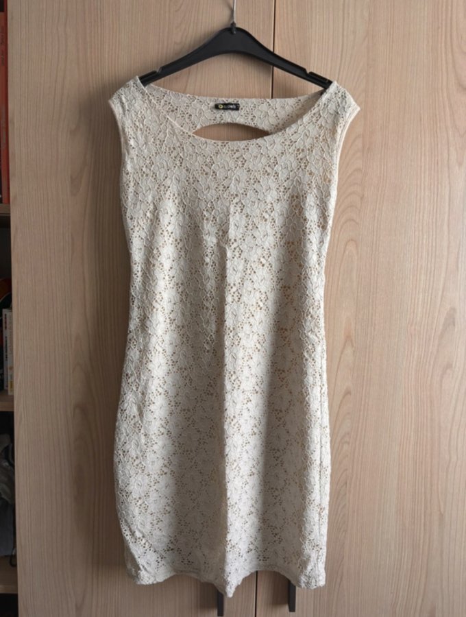 Illustration de Robe d’été beige taille S