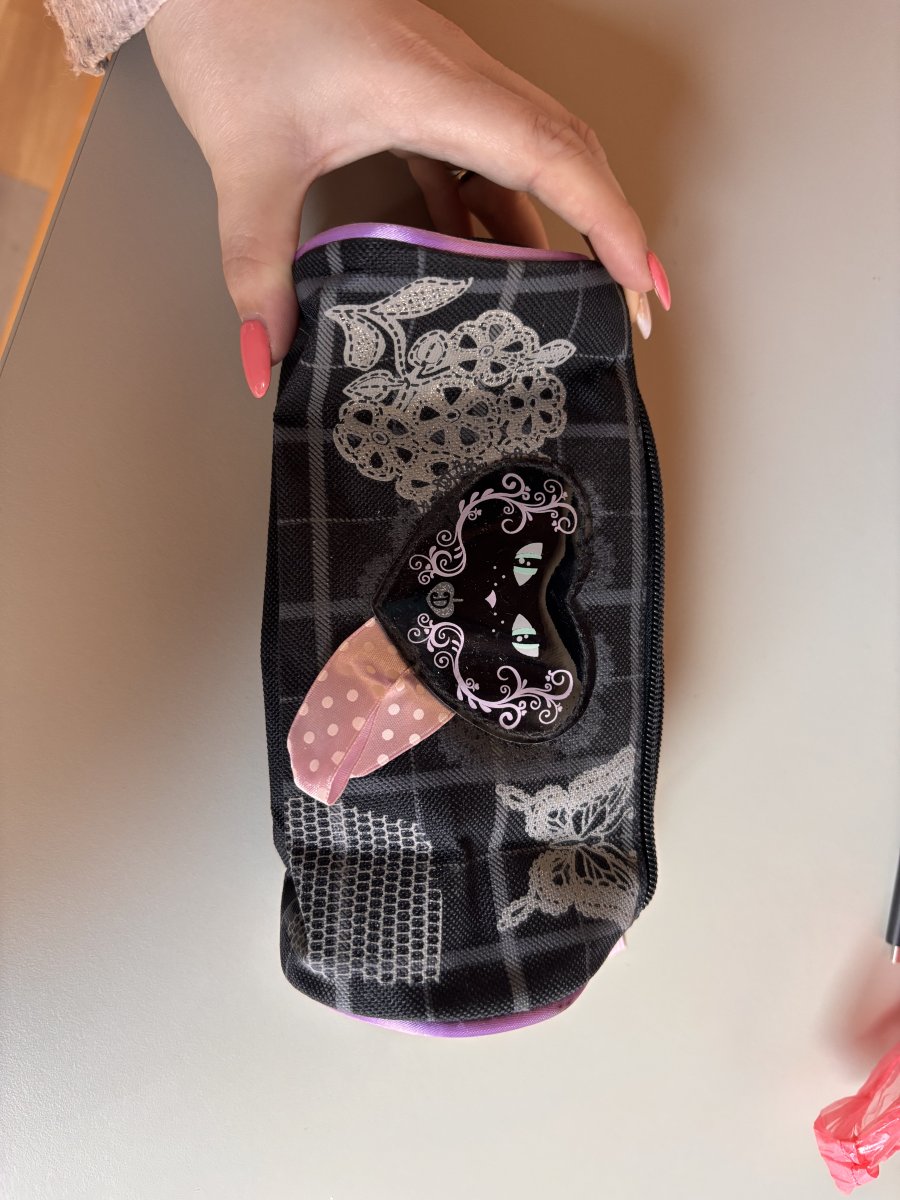 Illustration de Trousse scolaire chat noir