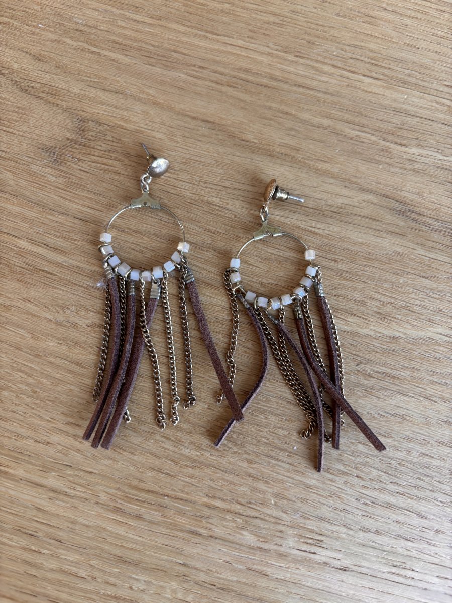 Illustration de Boucles d’oreilles marrons et dorées