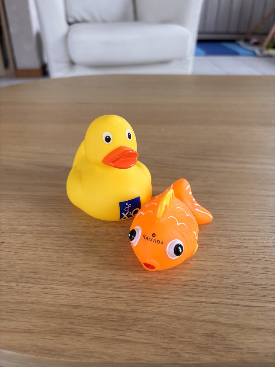 Illustration de Jouets pour le bain neufs