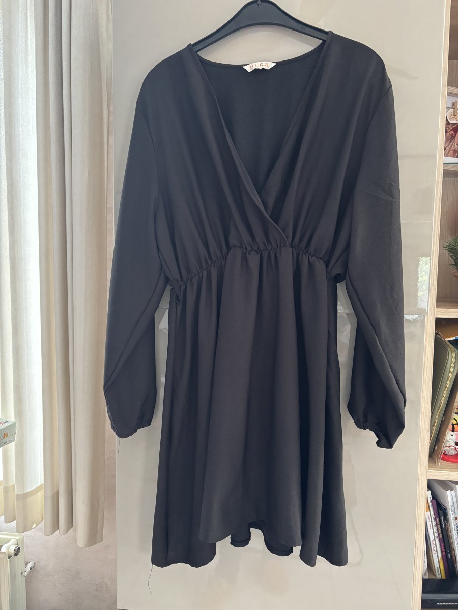 Illustration de Robe noire taille L