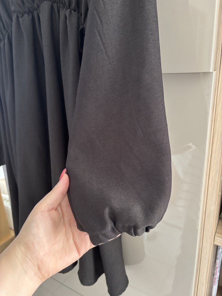Illustration de Robe noire taille L