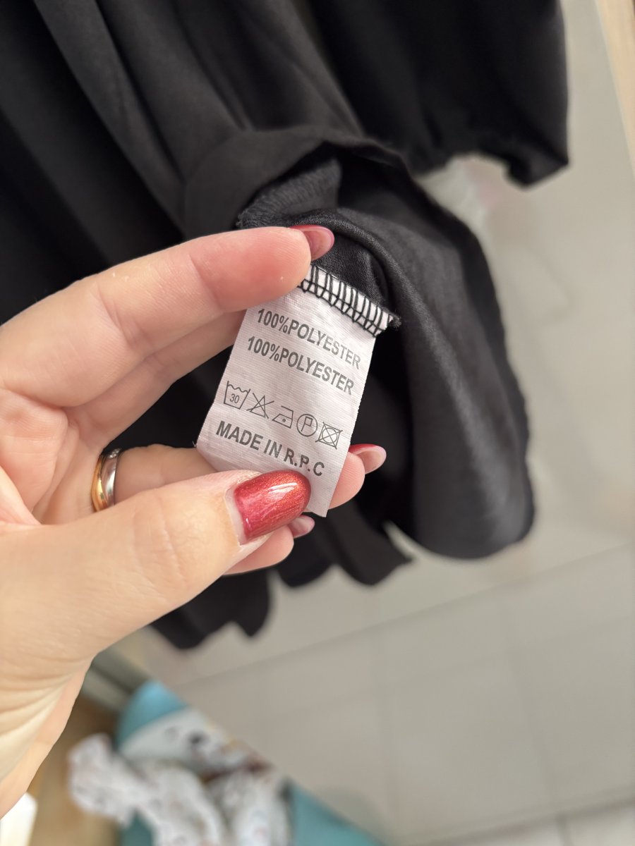 Illustration de Robe noire taille L