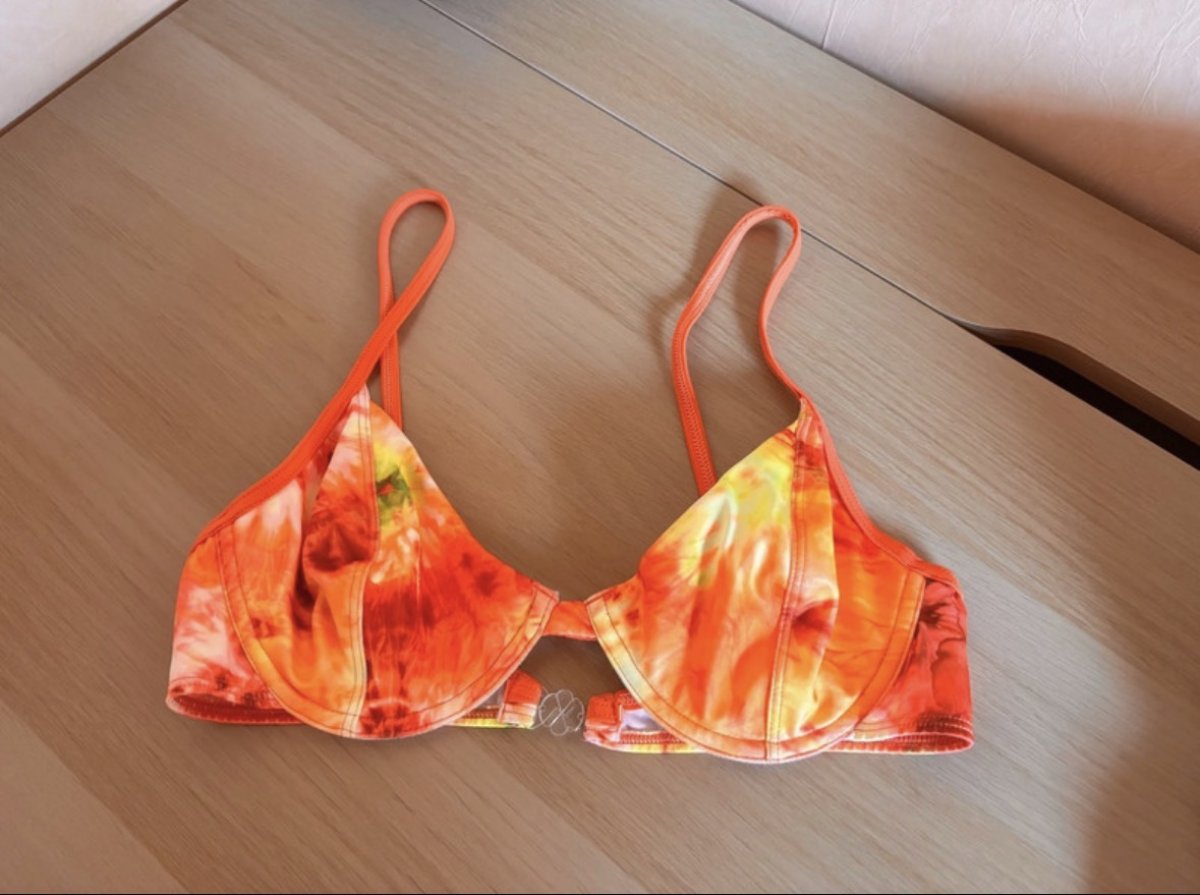 Illustration de Haut de bikini orange