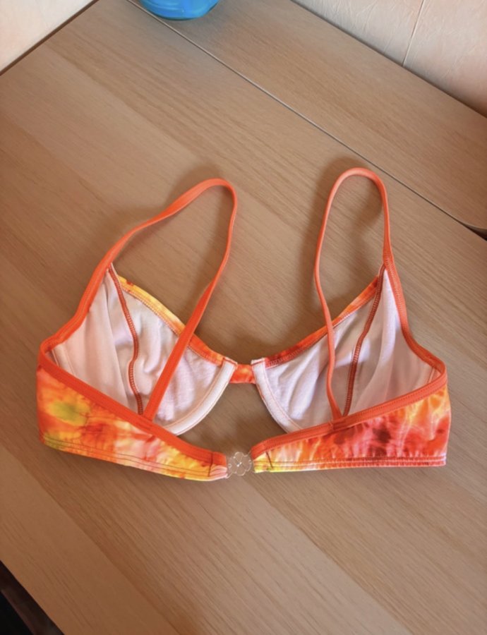 Illustration de Haut de bikini orange